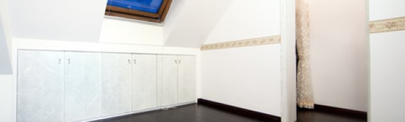 Aménagement de vos espaces sous pentes grâce à des meubles sur mesure.