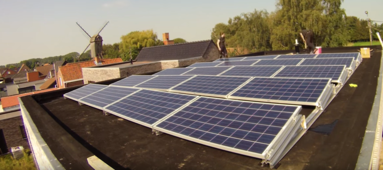 Panneaux solaires sur toit plat: Prix, avantages, installation